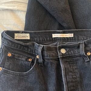 Levis Ribcage Straight Ankle jeans in black.